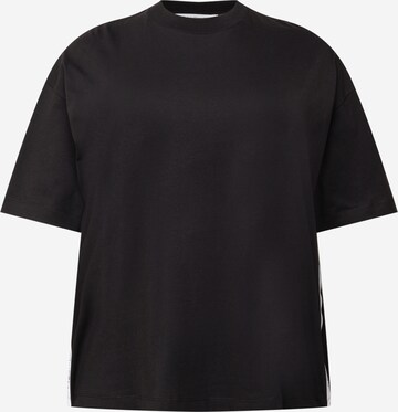 Tricou de la Calvin Klein Jeans Curve pe negru: față