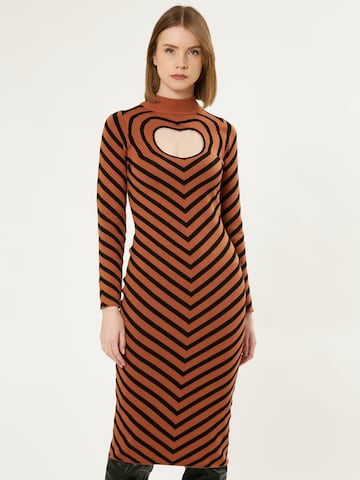 Influencer Dress in Brown: front