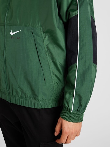 Nike Sportswear Φθινοπωρινό και ανοιξιάτικο μπουφάν 'AIR' σε πράσινο
