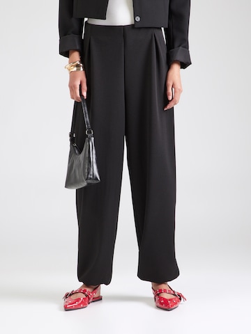 ABOUT YOU Tapered Veckad byxa 'Zaylee' i svart: framsida