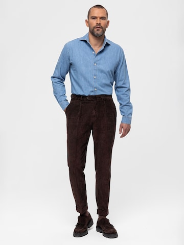 Tapered Pantaloni con pieghe di Antioch in marrone