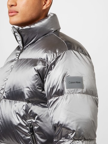 Calvin Klein Zimní bunda – stříbrná