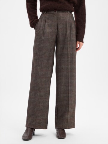 évasé Pantalon à pince Marie Lund en marron : devant