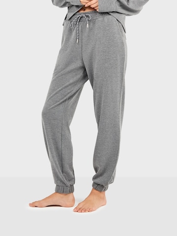 Gisela Lużny krój Spodnie sportowe w kolorze szary: przód