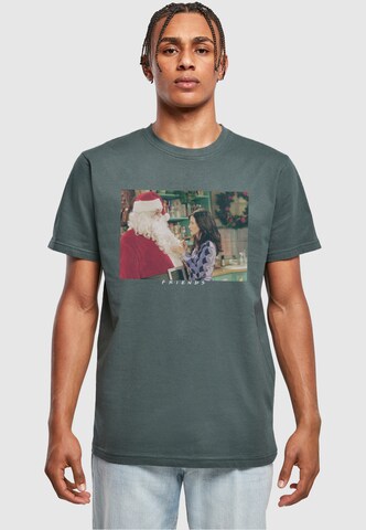 ABSOLUTE CULT T-Shirt 'Friends - Santa Chandler' in Grün: predná strana