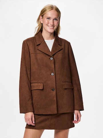 Blazer 'PCRAKEL' PIECES en marron : devant