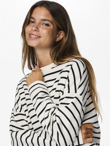 PIECES Sweatshirt 'Chilli' in White