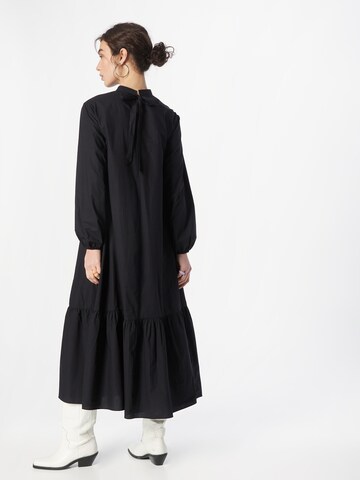 Monki Šaty – černá