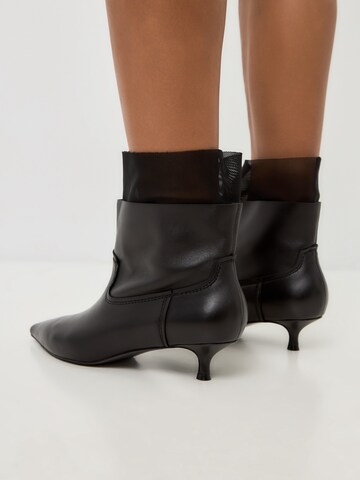 CESARE GASPARI Ankle Boots in Schwarz