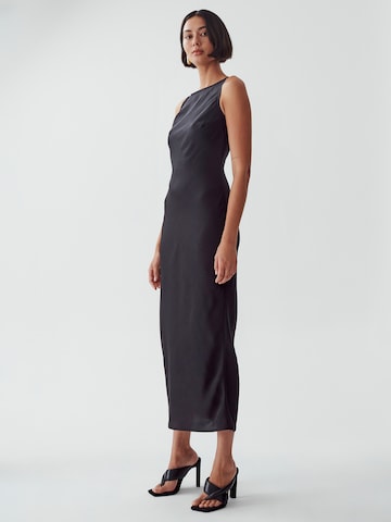 Calli Jurk 'LEALA MIDI DRESS' in Zwart: voorkant