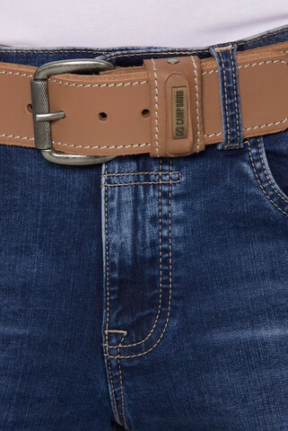 CAMP DAVID Gürtel aus Leder mit Kontrastnaht und Logo-Plakette in Beige