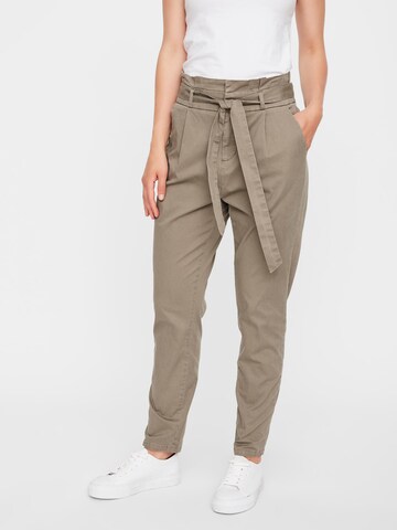 VERO MODA Tapered Pleat-Front Pants 'Eva' in Brown: front