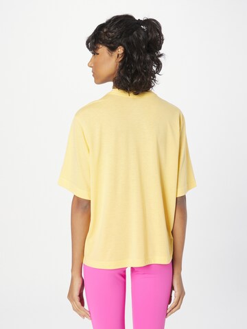 T-shirt fonctionnel NIKE en jaune