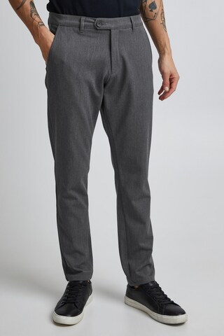 !Solid Tapered Sweathose 'TOFred' in Grau: predná strana