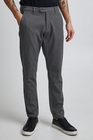 !Solid Tapered Chino Pants 'TOFred' in Grey: front
