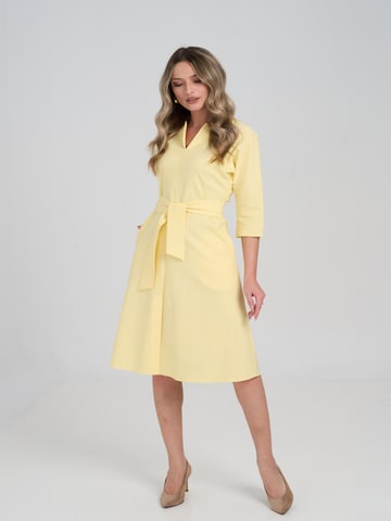 Robe 'Elegant Office Dress with Clean Cut – Yellow – Ingrid' Couture de Marie en jaune