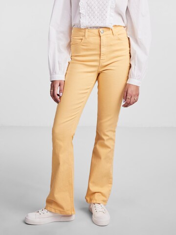 PIECES Flared Jeans 'PEGGY' in Oranje: voorkant