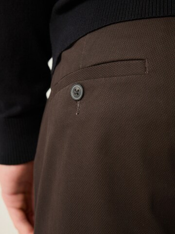 Slimfit Pantaloni chino di Next in marrone
