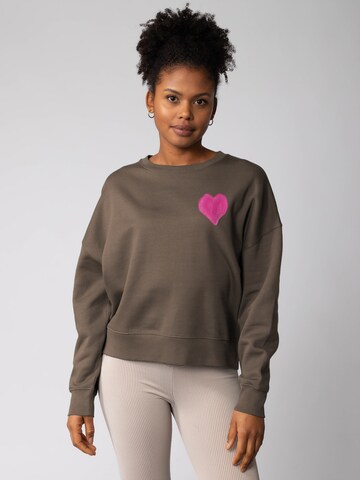 Watapparel Sweatshirt 'Pink Heart ' in Braun: Vorderseite