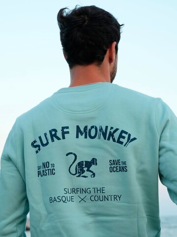Surf Monkey Sweatshirt 'Rette das Ozean' in Blau