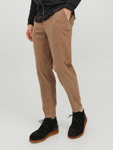 JACK & JONES - Tapered Calças chino 'Karl' em castanho