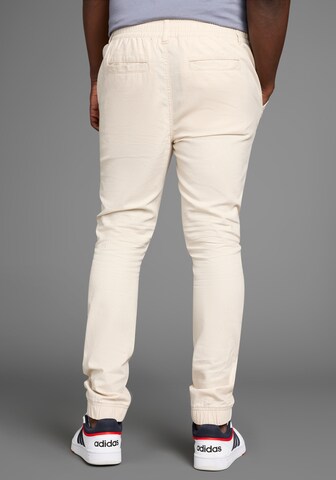 DELMAO Slimfit Hose in Weiß