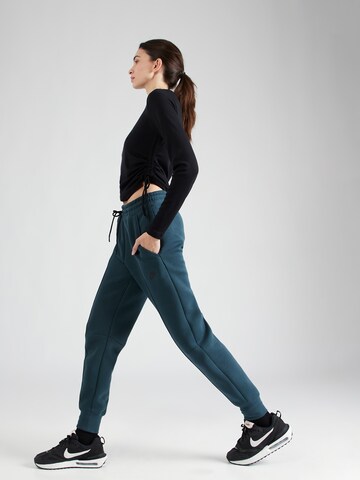 Nike Sportswear Tapered Broek in Groen