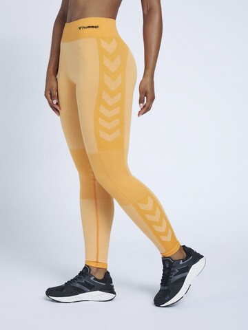 Skinny Pantaloni sportivi di Hummel in arancione