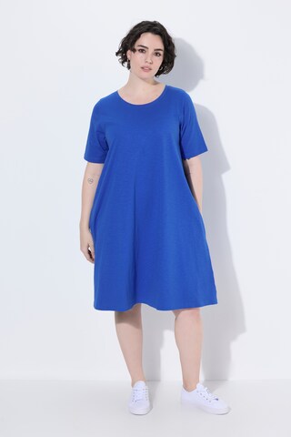 Rochie de la Ulla Popken pe albastru: față