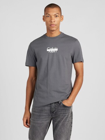 Calvin Klein - Camiseta en gris: frente