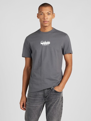 T-Shirt Calvin Klein en gris : devant