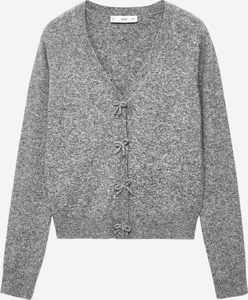 Geacă tricotată de la MANGO pe gri: față