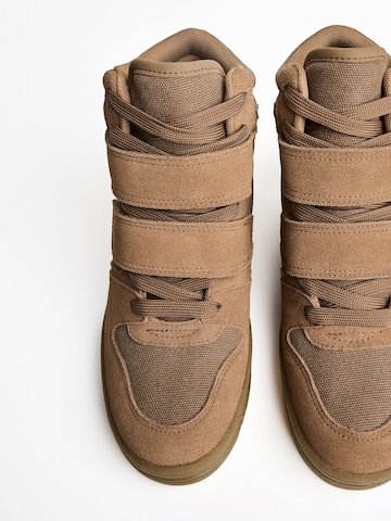 Bershka High-top trainers in Brown