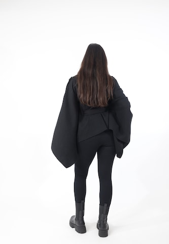Elara Cape in Schwarz