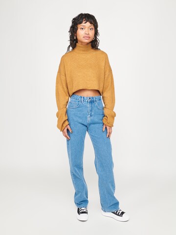 ABOUT YOU x VIAM Studio Cropped Sweatshirt in Beige