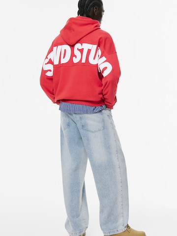 Sweat-shirt 'STWD STUDIO' Pull&Bear en rouge : devant