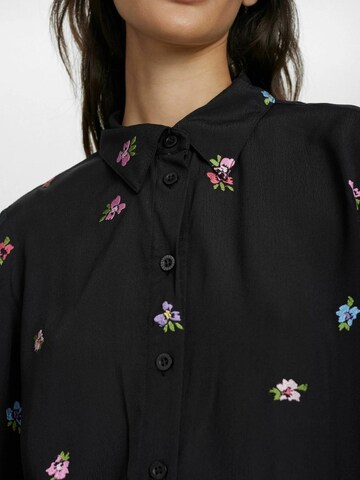 NÜMPH Paita 'Erika' värissä musta