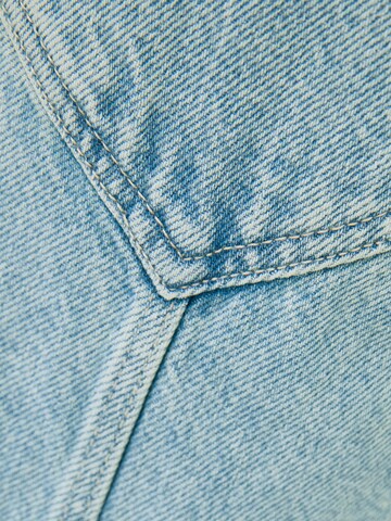 Bershka Regular Dungaree jeans in Blue
