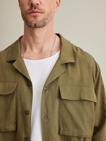 DAN FOX APPAREL Comfort fit Button Up Shirt 'Jordan' in Green