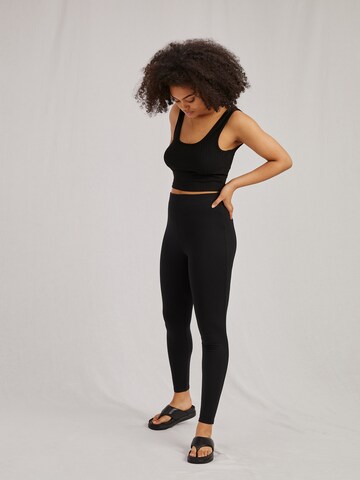 A LOT LESS Skinny Leggings 'Daphne' - fekete: elől