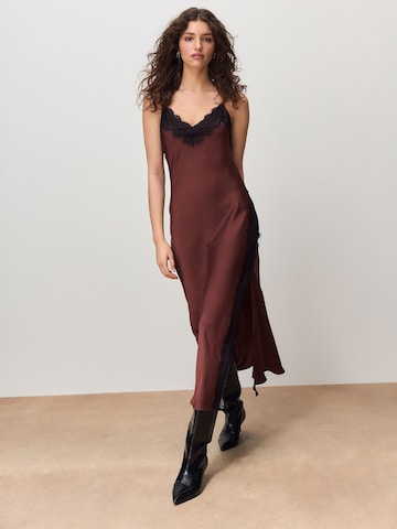 Robe Next en marron