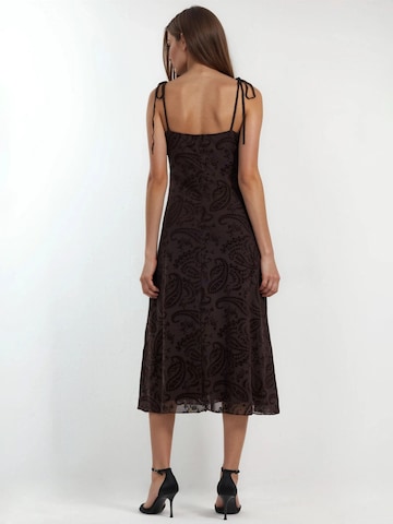 Hiccup Midi Kleid in Braun