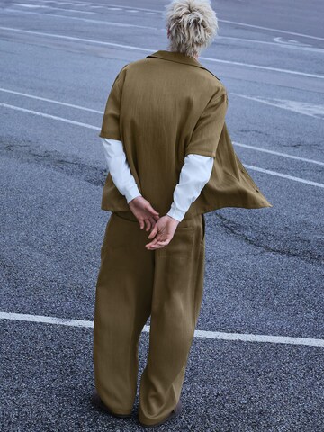 Bershka Baggy Trousers 'RÚSTICO' in Green