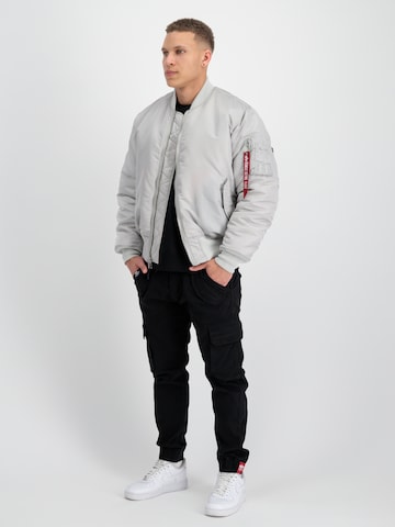 ALPHA INDUSTRIES Prechodná bunda 'MA-1' - Sivá