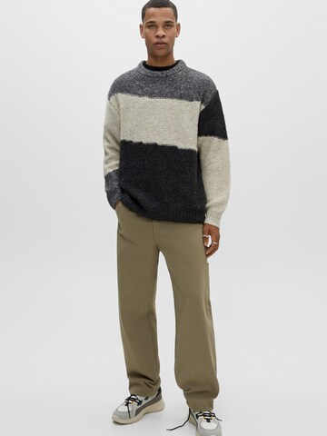 Pull&Bear Sweter w kolorze szary