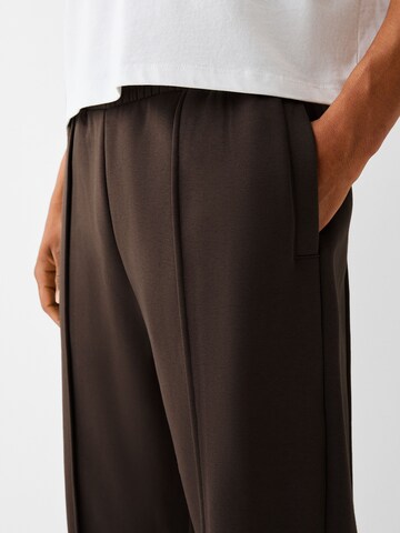 Regular Pantaloni de la Bershka pe maro