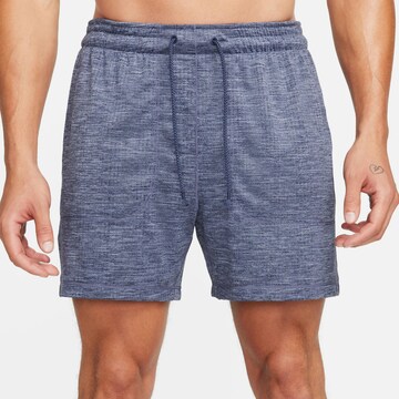 NIKE Regular Sportshorts in Blau