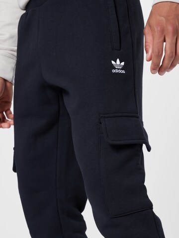 ADIDAS ORIGINALS - Tapered Calças cargo 'Trefoil Essentials ' em preto