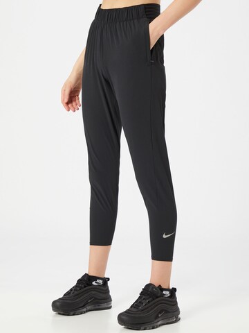 NIKETapered Sportske hlače 'Essential' - crna boja: prednji dio