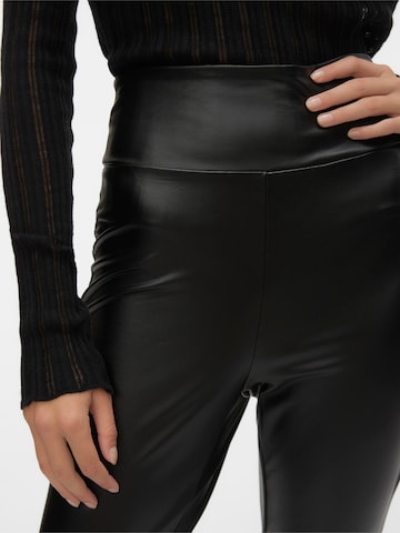 VERO MODA Skinny Leggings 'SUELLA' in Zwart